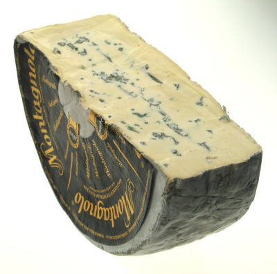 Сыр коровий Монтаньоло/Montagnolo чёрный мягкий 70% вес