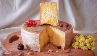 Сыр Золото Крыма 40% 18 мес, вес ™Сыроварня С миром за сыром, Республика Крым