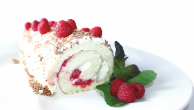 Рулет бисквитный со взбитыми сливками и малиной 300г. ™Курортный